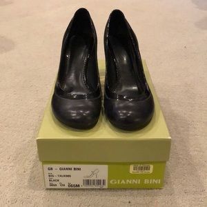 Gianni Bini size 6.5 black leather pumps